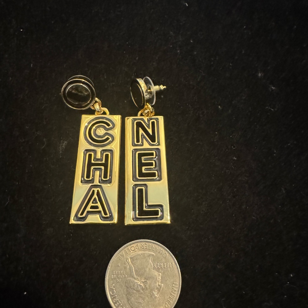 CHANEL Black and Gold Logo Letter Earrings - Picture 4 of 5